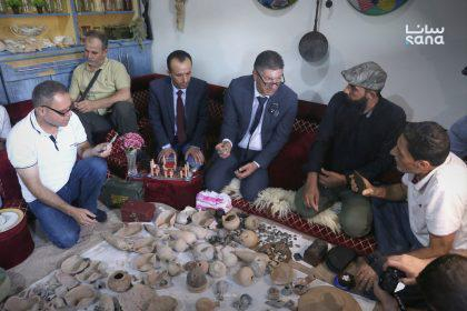 بعد 20 عاماً من جمعها.. مواطن يسلّم مديرية آثار درعا آلاف القطع الأثرية