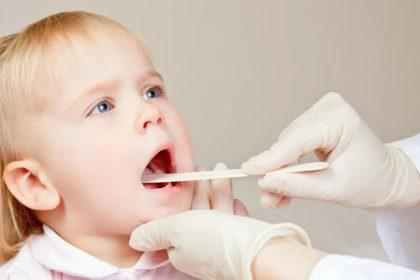 لماذا تبقى بكتيريا التهاب الحلق لدى بعض الأطفال بعد العلاج؟