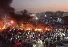 محافظ الحسكة يلتقي المتظاهرين أمام المحافظة احتجاجاً على تأخر الرواتب