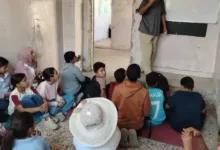 محافظ الحسكة يلتقي المتظاهرين أمام المحافظة احتجاجاً على تأخر الرواتب