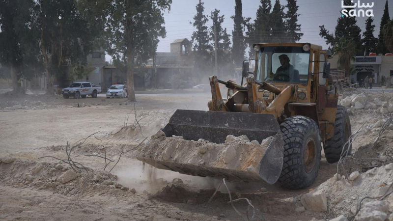 184A0211 ترحيل نحو ألفي متر مكعب من الأنقاض في حران العواميد بريف دمشق