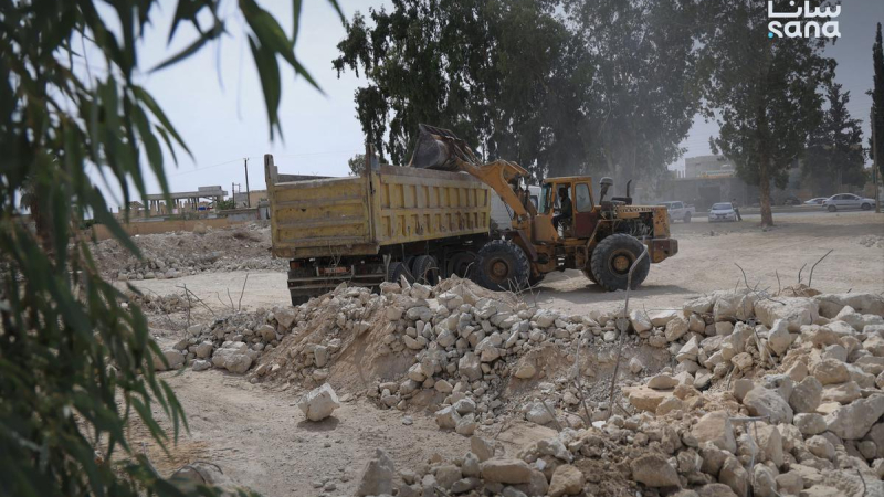 184A0218 ترحيل نحو ألفي متر مكعب من الأنقاض في حران العواميد بريف دمشق