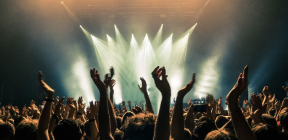 الحفلات الموسيقية توهم المتفرج وتكرس السطحية والترفيه
