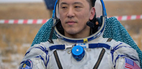 مركبة فضائية تعيد رائدين روسيين وآخر أميركيا للأرض