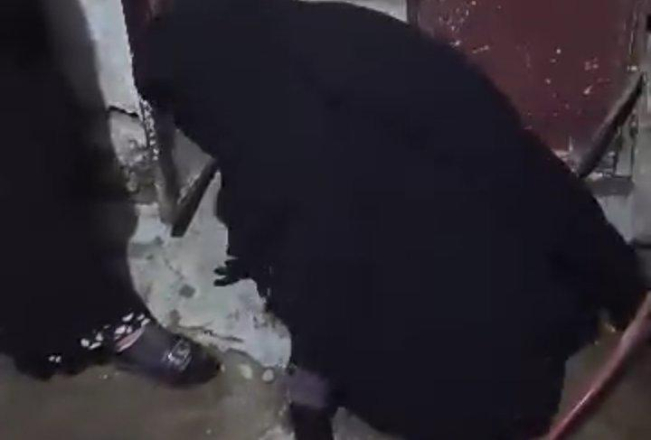 فيديو صادم لزوجة تُجبَر على تقبيل قدم “حماتها” يثير غضب في سوريا