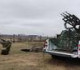 الجنود الروس يتدربون على تدمير درونات FPV  بـ"كلاشينكوف" المثبت على مركبات خفيفة (فيديو)
