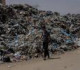 أكياس النفايات المتخمرة تبعث أمراضا خطرة لسكان غزة