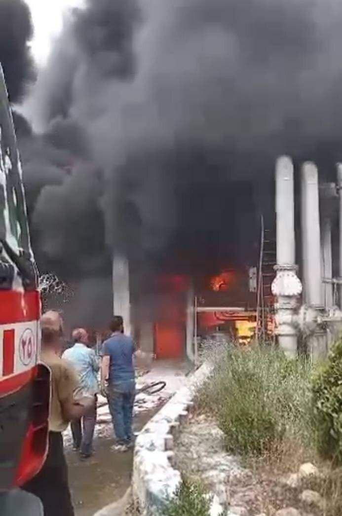 وسائل إعلام سورية: حريق ضخم في مصفاة حمص وسط البلاد وفرق الإطفاء تتعامل مع الحادث (صور)
